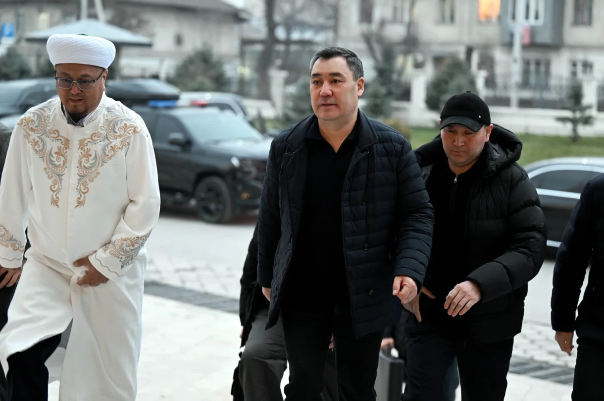 Садыр Жапаров провел ооз ачар для прихожан центральной мечети Бишкека