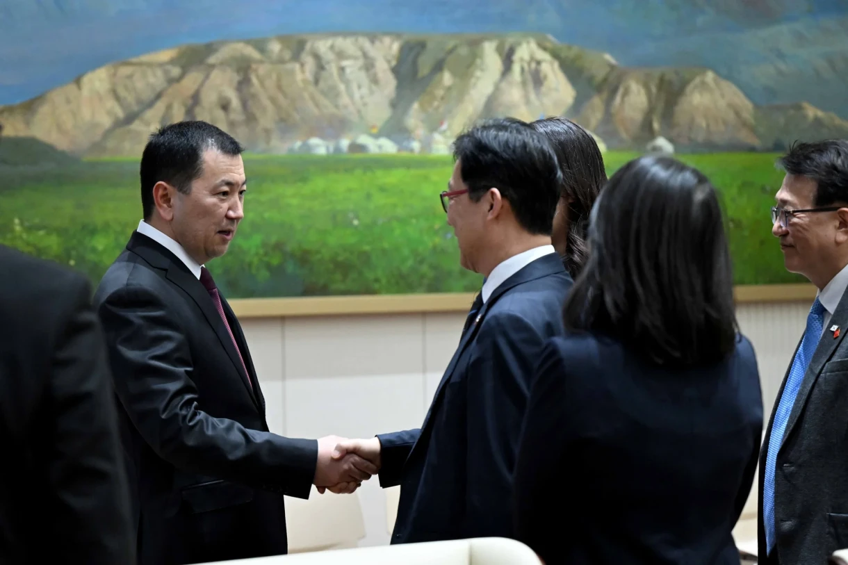 Эрлист Акунбеков Кыргызстандын Кореядагы элчиси менен жолугушту
