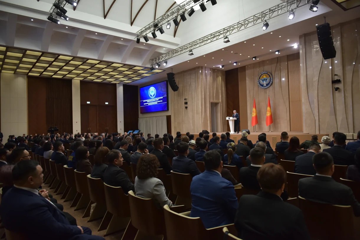 Ряд госслужащих получил награды кабинета министров за высокие результаты в работе