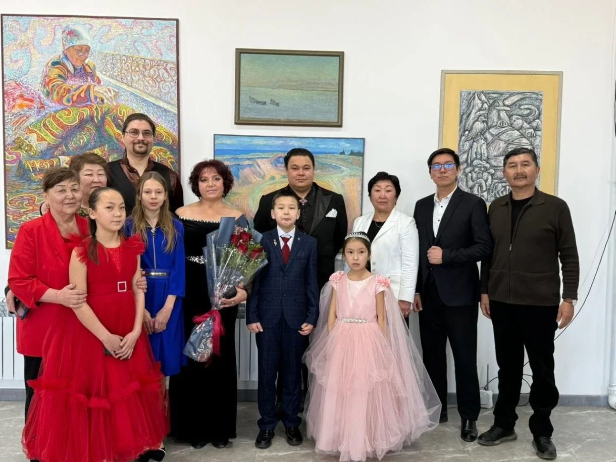 Опера жана балет театрынын артисттери Балыкчыдагы С.Касмамбетова атындагы китепкананын ачылышына арналган концерт беришти