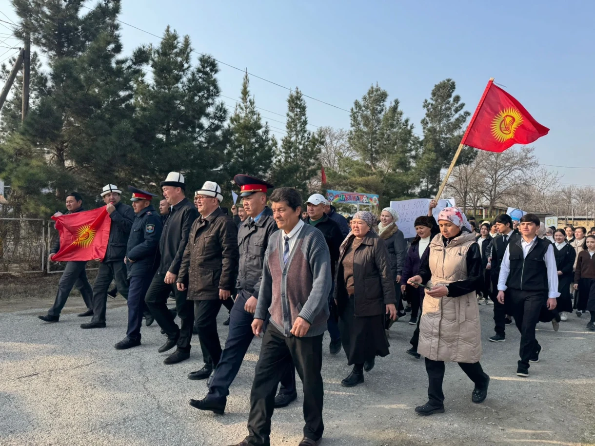 Заголовок на кыргызском языке будет:

Лейлекте зомбулукка каршы марш өткөрүлдү