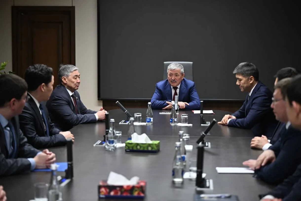 Адылбек Касымалиев представил центральному аппарату НБКР нового главу