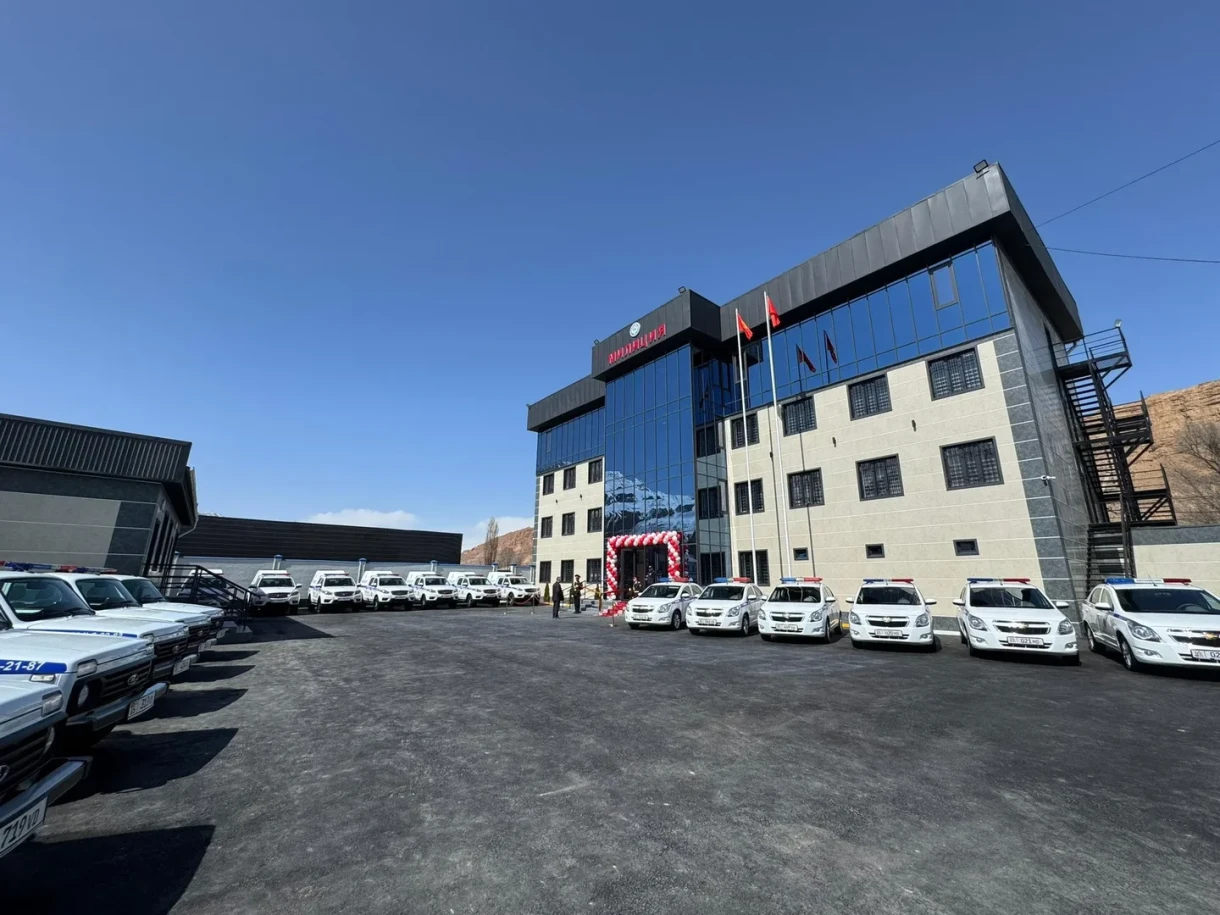 Садыр Жапаров открыл здание ОВД в Нарыне. В регионе сегодня откроются еще 26 объектов МВД