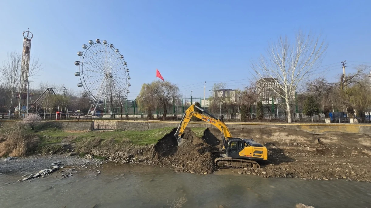 В Оше по поручению президента продолжают чистить реку Ак-Буура, глава МЧС проверил ход работ
