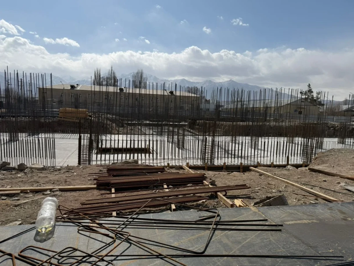 В Нарынской области сохраняется дефицит врачей: Дамир Осмонов осмотрел медучреждения