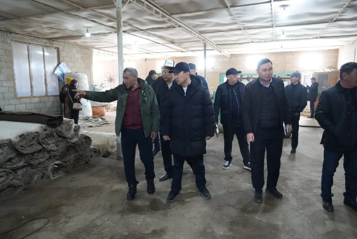 До 60 тонн шерсти в год: «Кыргыз жүн» обеспечивает Иссык-Куль войлочной продукцией