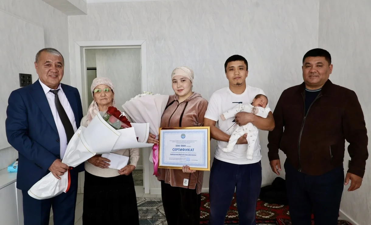В Ошской области матери тройни вручили 100 тысяч сомов