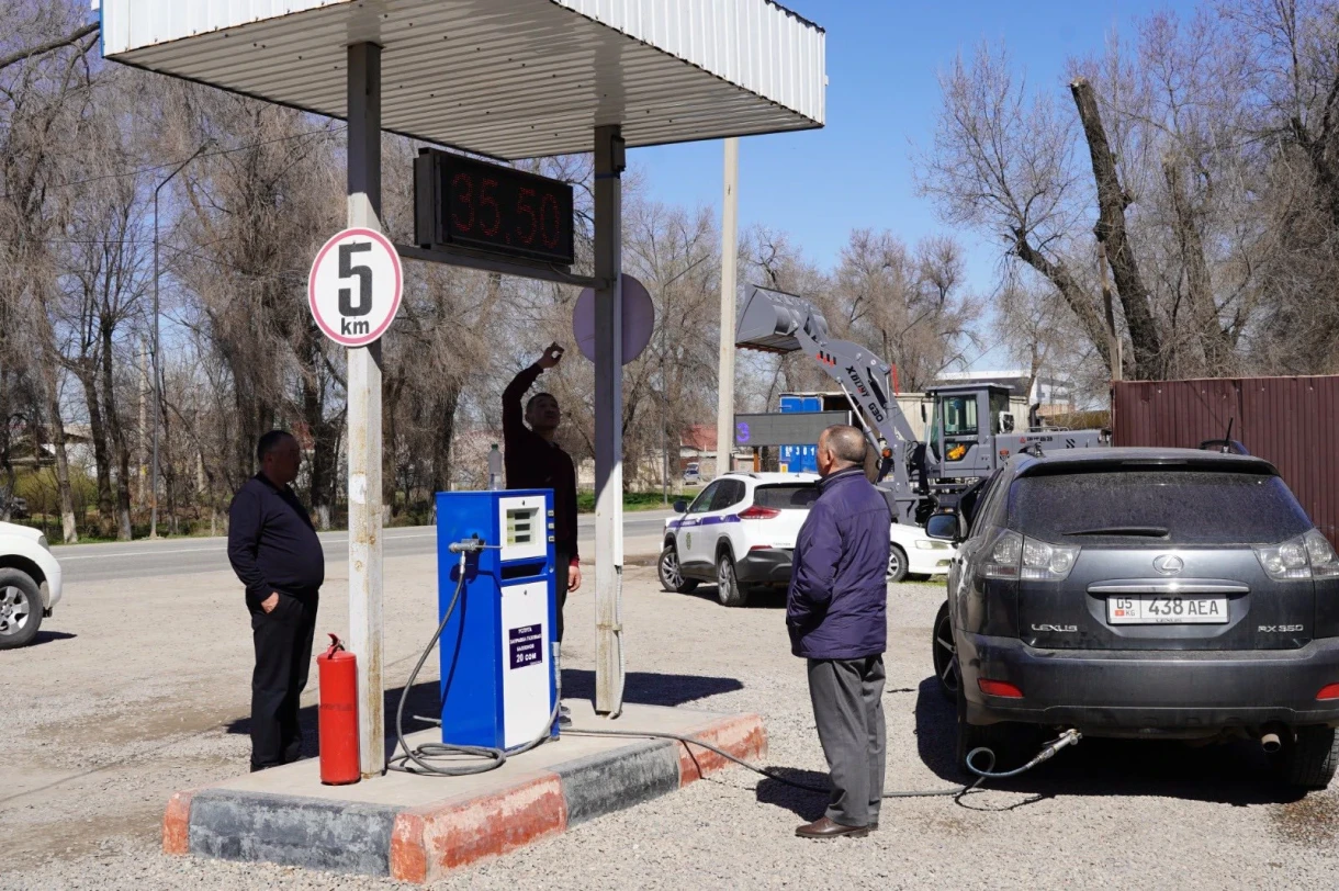 В Бишкеке накрыли опасные точки с газом: заправляли авто с нарушениями