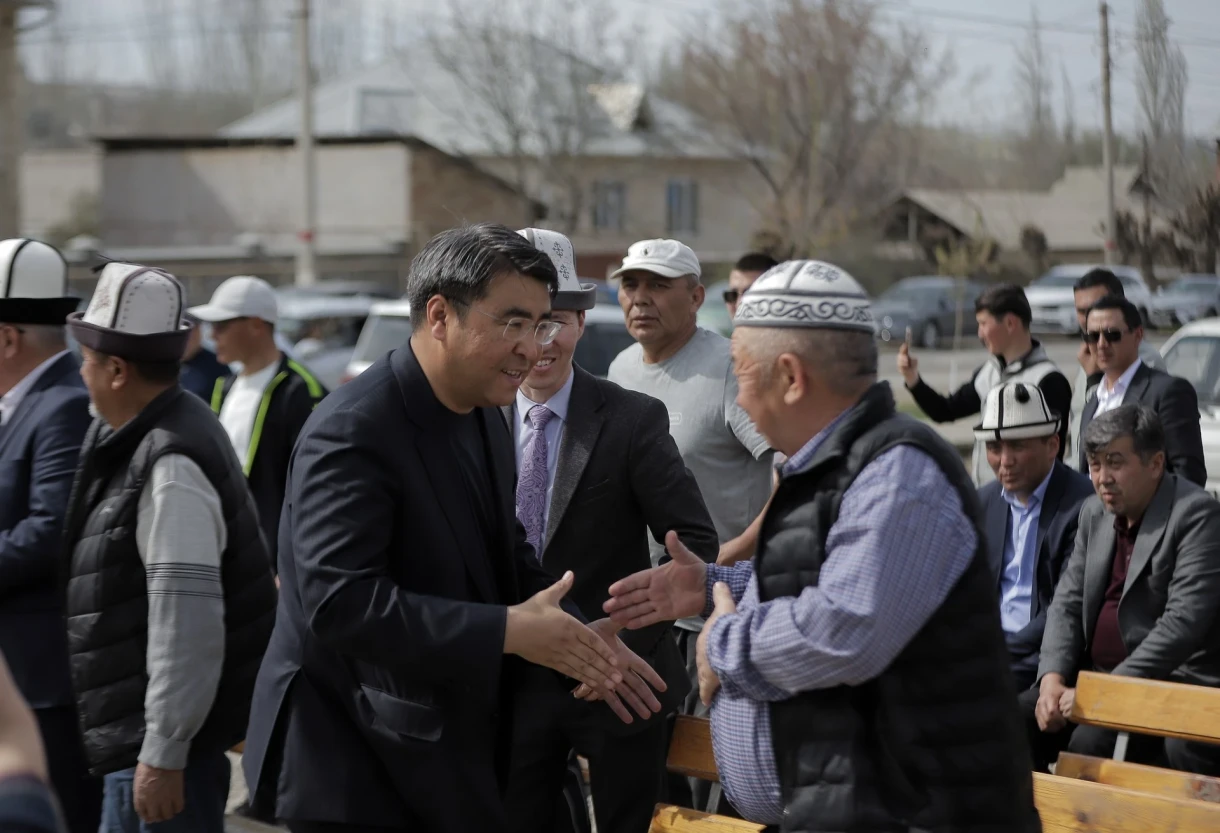 На рекультивированном кладбище в селе Озгур вблизи Оша высадили деревья