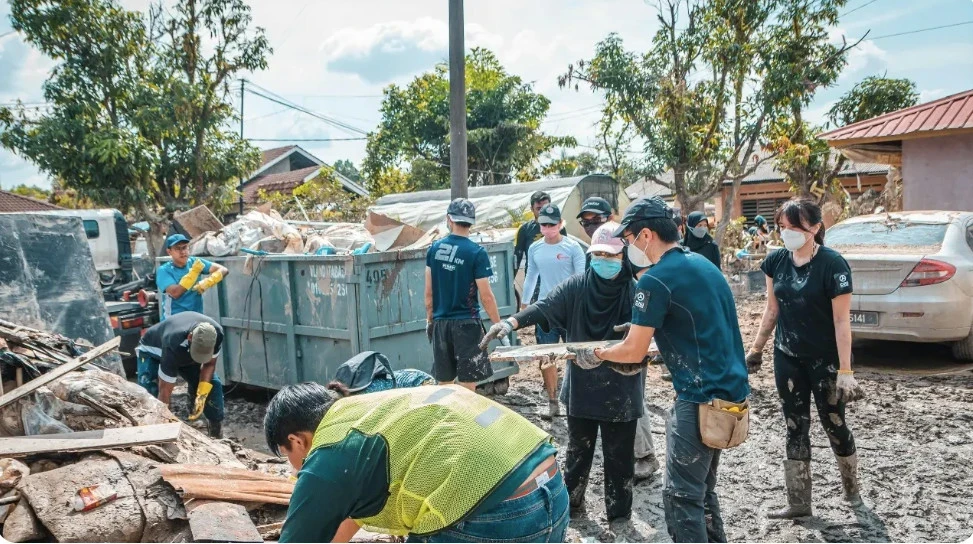 An earthquake with a magnitude of 7.4 occurred off the coast of Indonesia, one person died