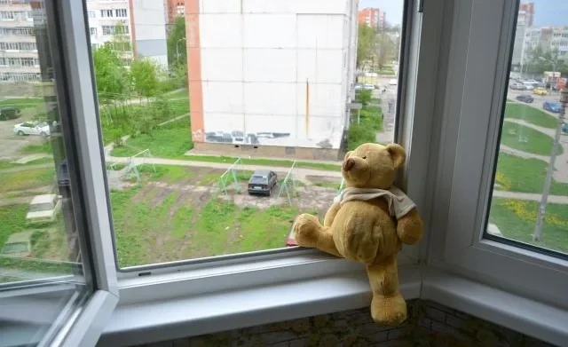 In Bishkek, a woman with two children fell from the sixth floor