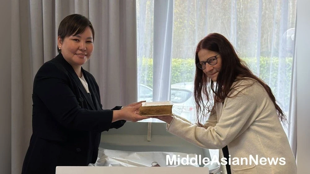 Switzerland Returned Two Ancient Mongolian Sutras to Mongolia
