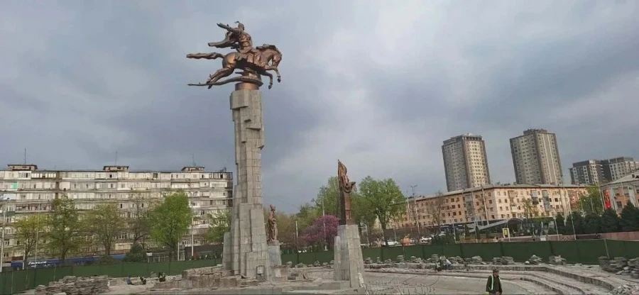 The fountains in front of the T. Satylganov Philharmonic in Bishkek have begun to be demolished.