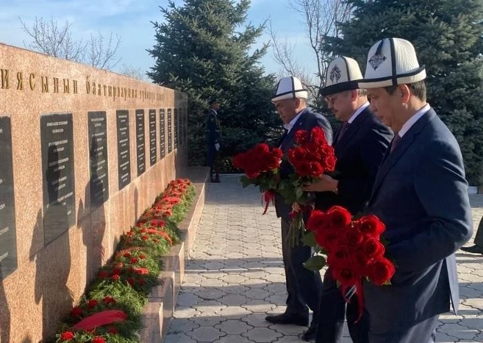 Госкатчы Арслан Койчиев апрель окуяларында каза болгон адамдардын элесин эскерди