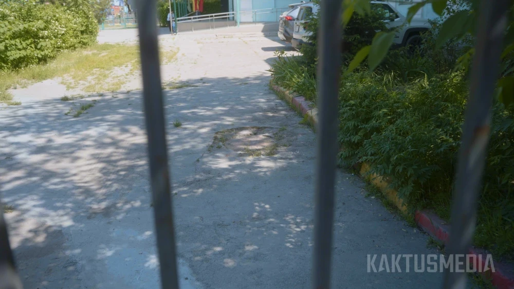 Construction of Old Bishkek. Property owners on Chuy Avenue reported violations of their rights