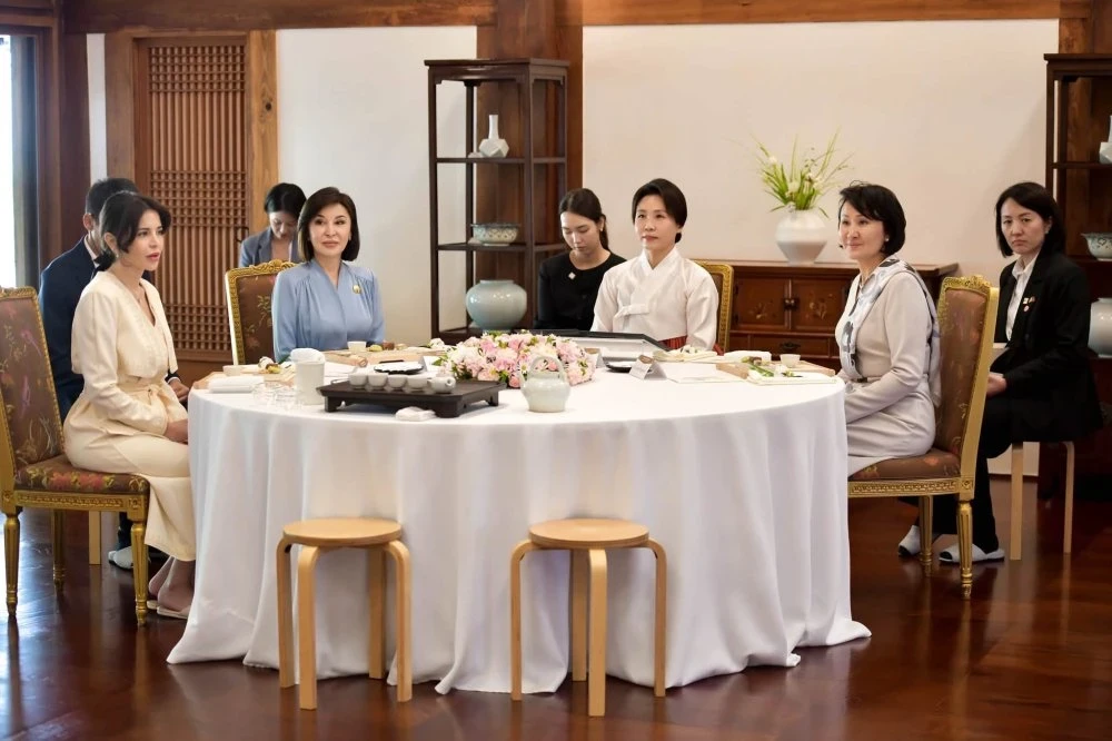First Ladies of South Korea, Kyrgyzstan, and Uzbekistan at a Tea Ceremony (Beautiful Photos)