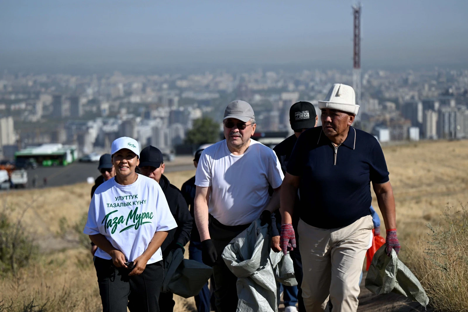 The head of the Kyrgyz Cabinet and his subordinates cleaned up Mount Boz-Boltok from garbage.