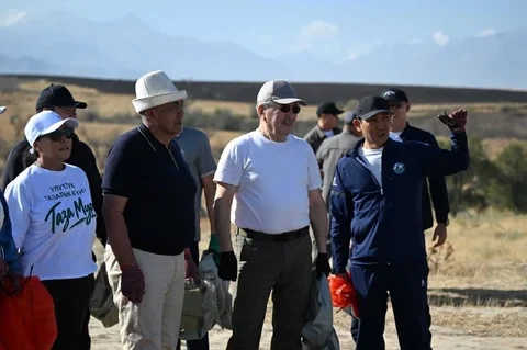 Adylbek Kasymaliev and the staff of the President's Administration participated in a community cleanup day